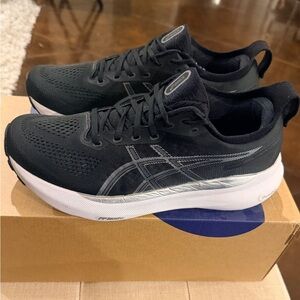 ASICS Gel-Kayano 31 Size 10.5. Black/White